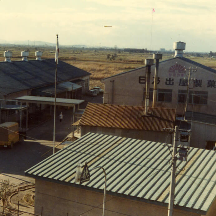 写真：金泉寺工場（富山市）全景（1965年（昭和40年）ごろ）