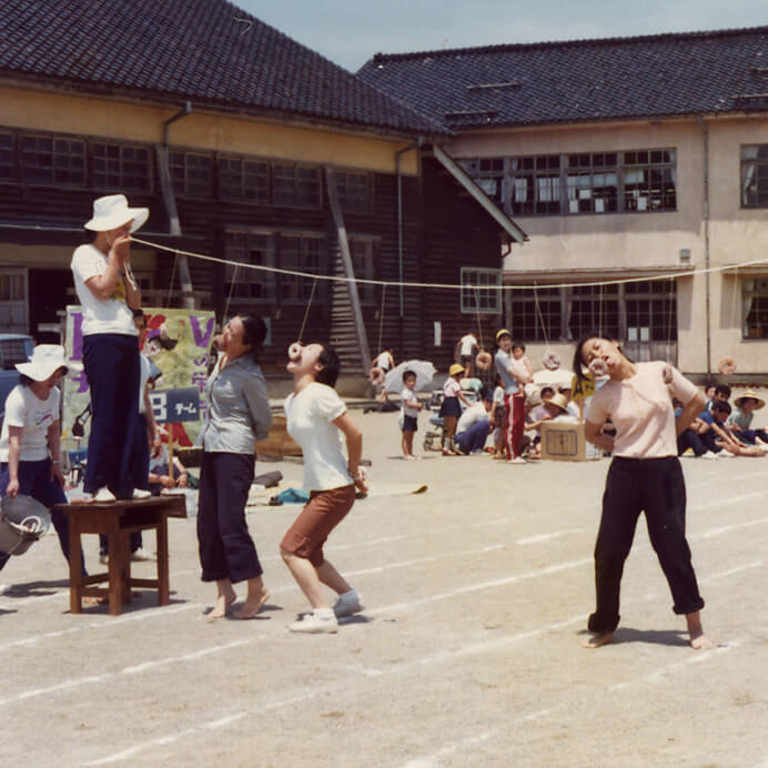 写真：旧福光小学校で社員の運動会。当時、社内レクリエーションがよく行われていた。（1970年代（昭和45年以降））