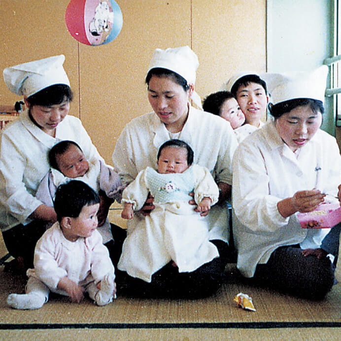 写真：柿山本店内に託児所を設ける（現在はなし）。（1969年（昭和44年））